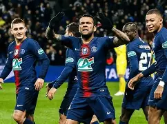 巴黎圣日耳曼训练开放日；集结日外线爆发引欢呼；法国杯在即；年轻球员得到机会的简单介绍